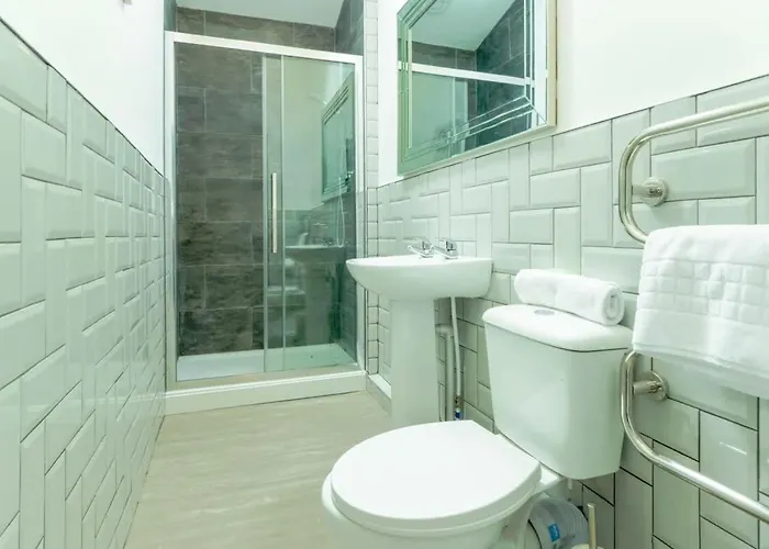 526 Gloucester Flat 2- Hopewell Apartman *