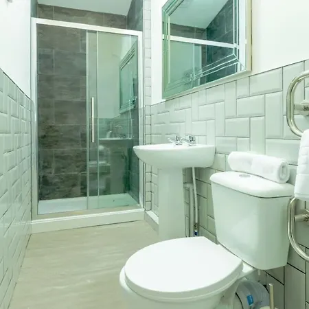 526 Gloucester Flat 2- Hopewell Apartman *